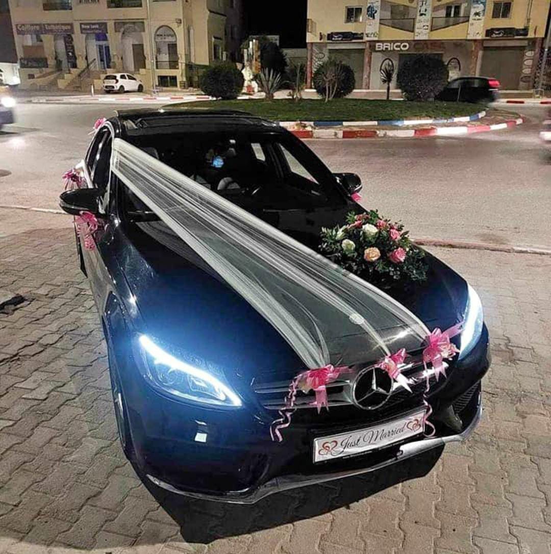 Décoration de voiture de mariage fleuri