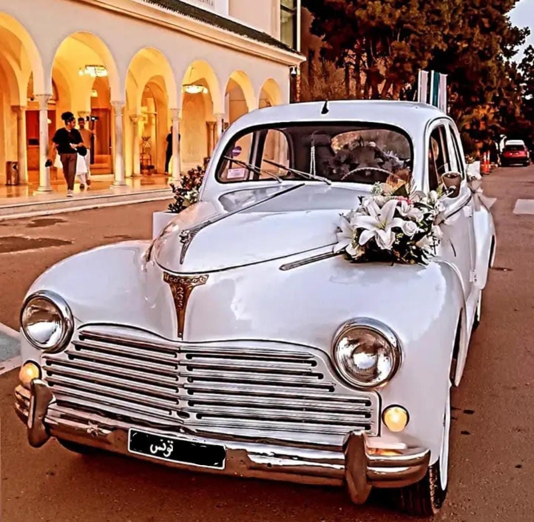 Décoration de voiture de mariage fleuri